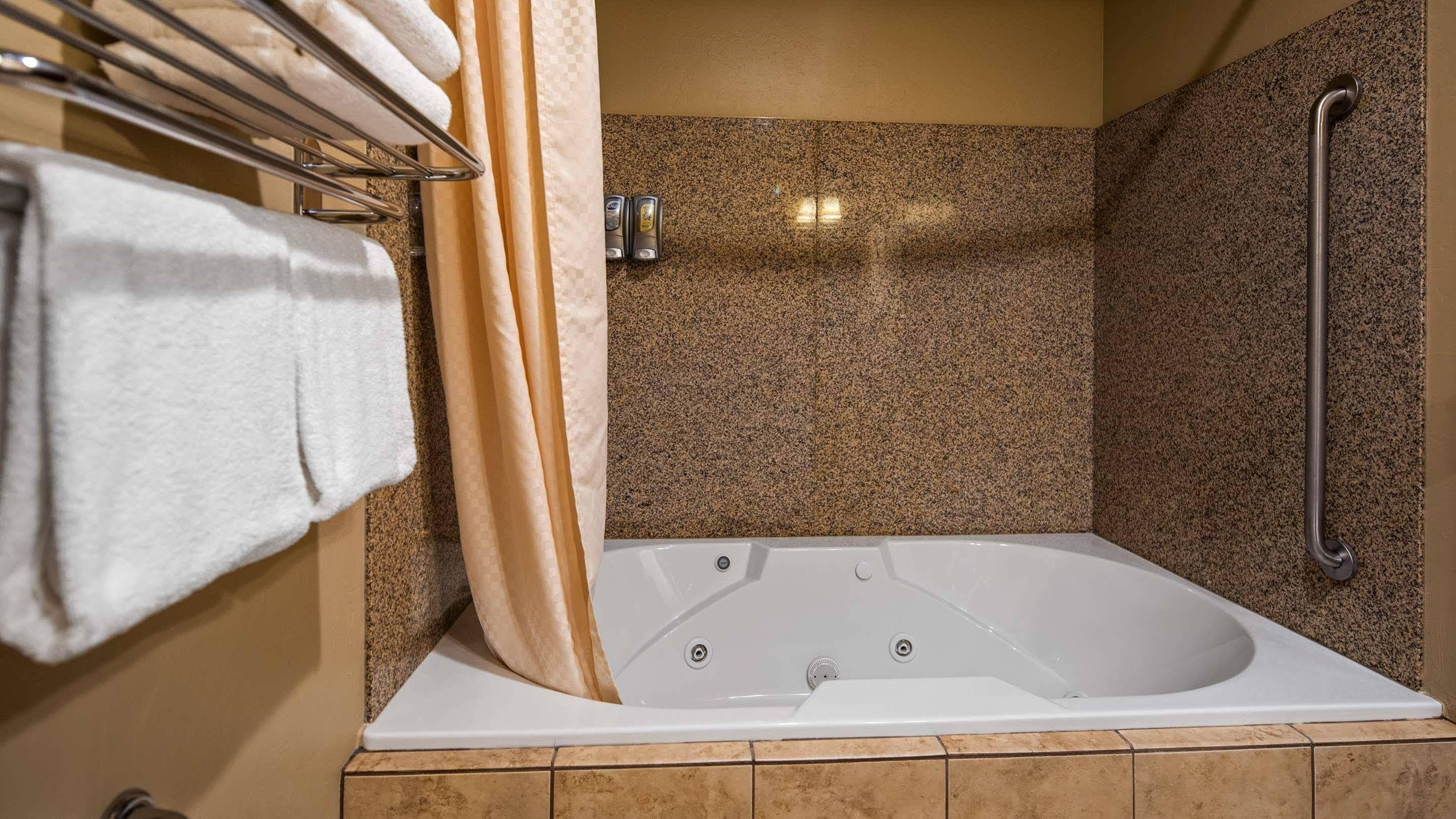 Crandon Inn&Suites Extérieur photo