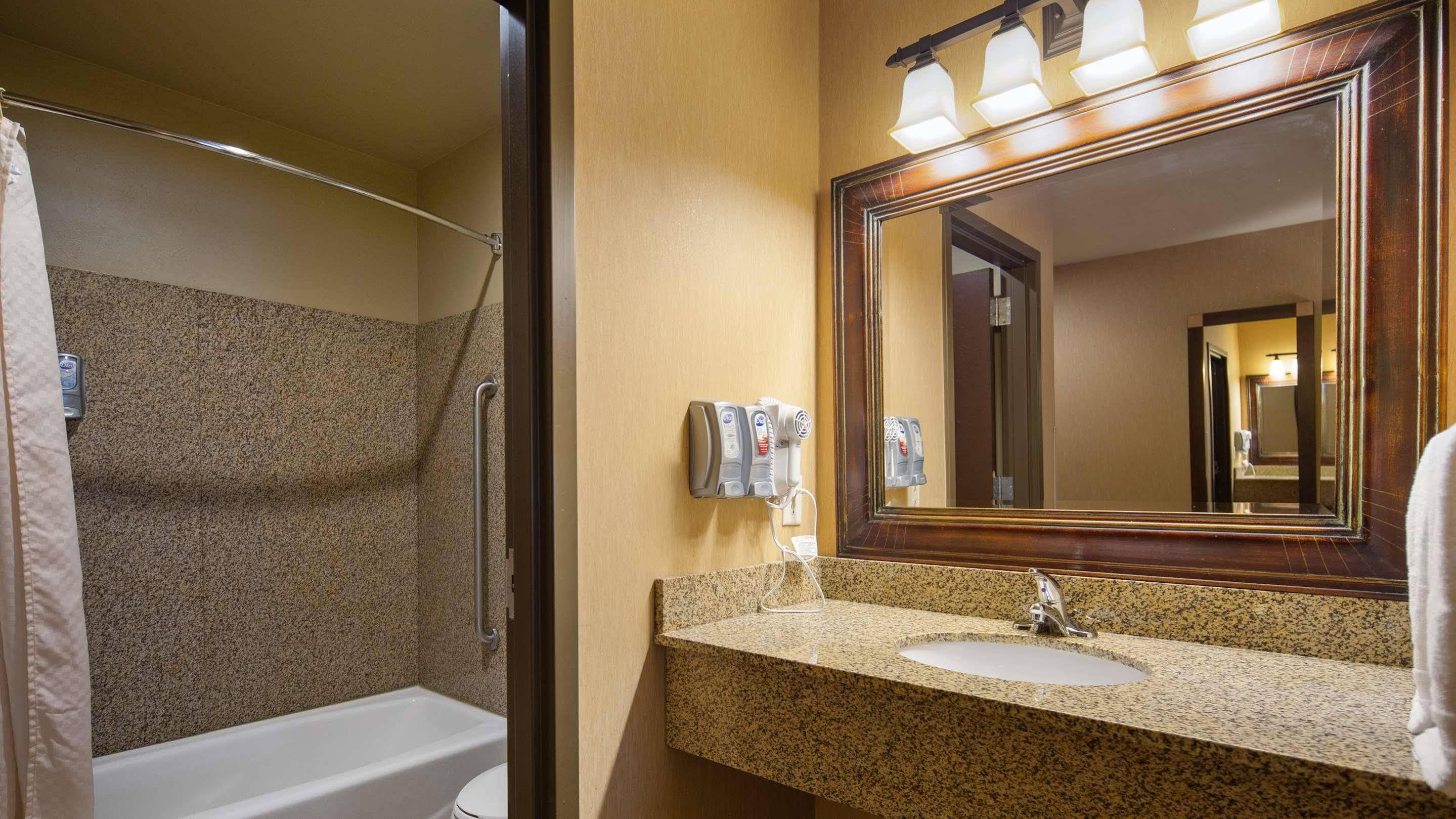Crandon Inn&Suites Extérieur photo